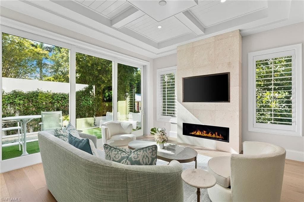 810 9th ST S NAPLES, FL 34102