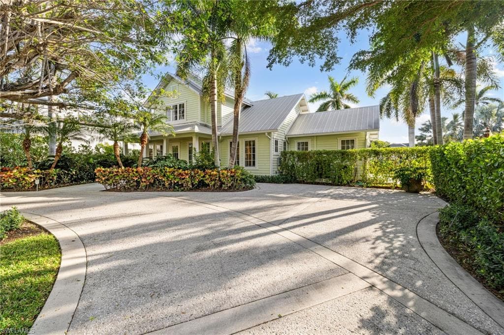 572 7th AVE N NAPLES, FL 34102