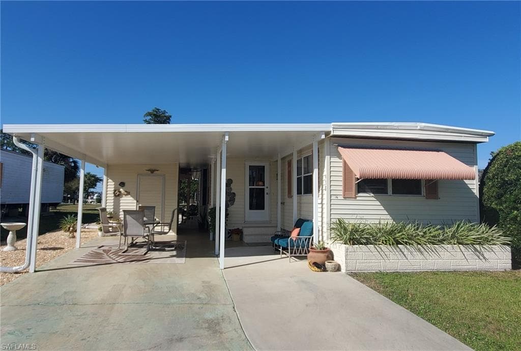 938 Lazy LN NORTH FORT MYERS, FL 33917