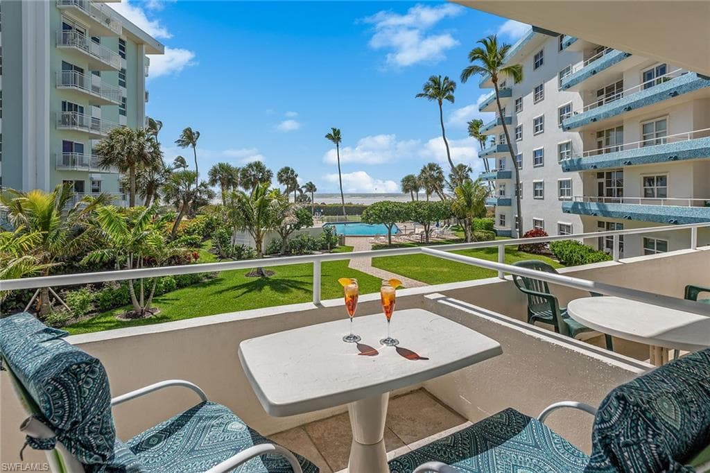 220 Seaview CT 216 MARCO ISLAND, FL 34145