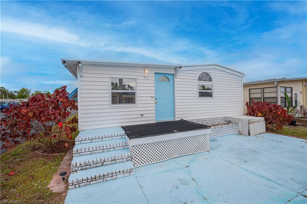 54 La Fonda LN NORTH FORT MYERS, FL 33903