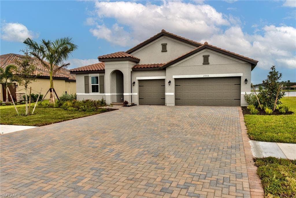 2066 Grove DR NAPLES, FL 34120