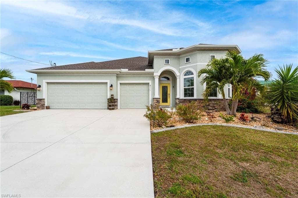 811 SE 33rd TER CAPE CORAL, FL 33904