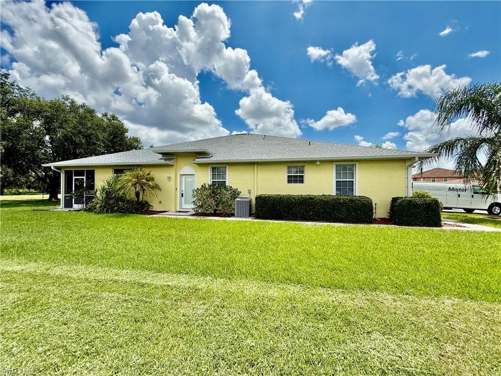 19933 Lake Vista CIR LEHIGH ACRES, FL 33936
