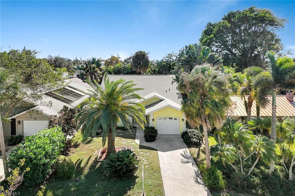 812 102nd AVE N NAPLES, FL 34108