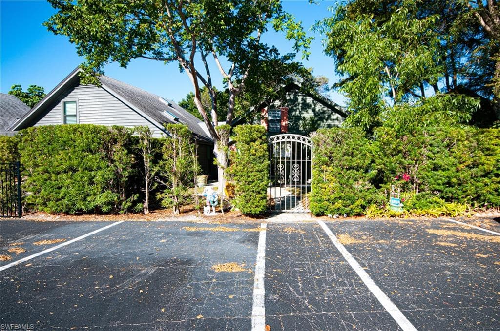 1313 Solana RD W A3 NAPLES, FL 34103