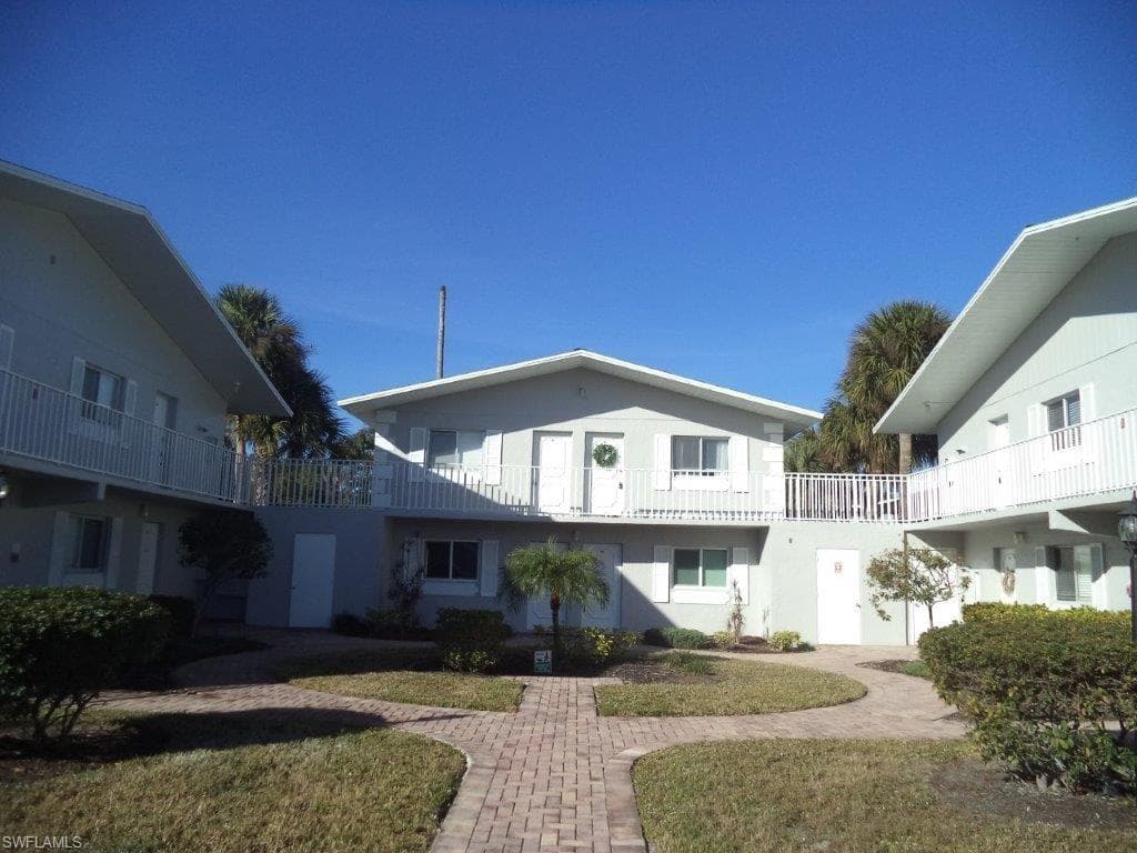 8071 Country RD 205 FORT MYERS, FL 33919