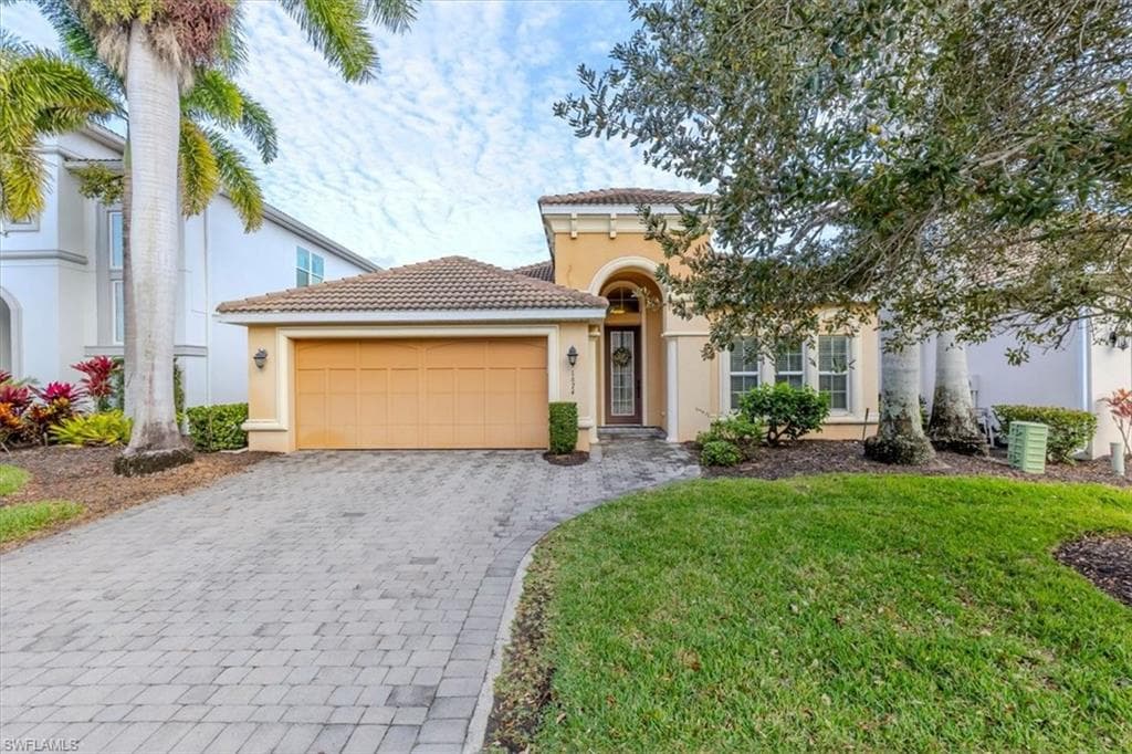 1674 Serrano CIR NAPLES, FL 34105