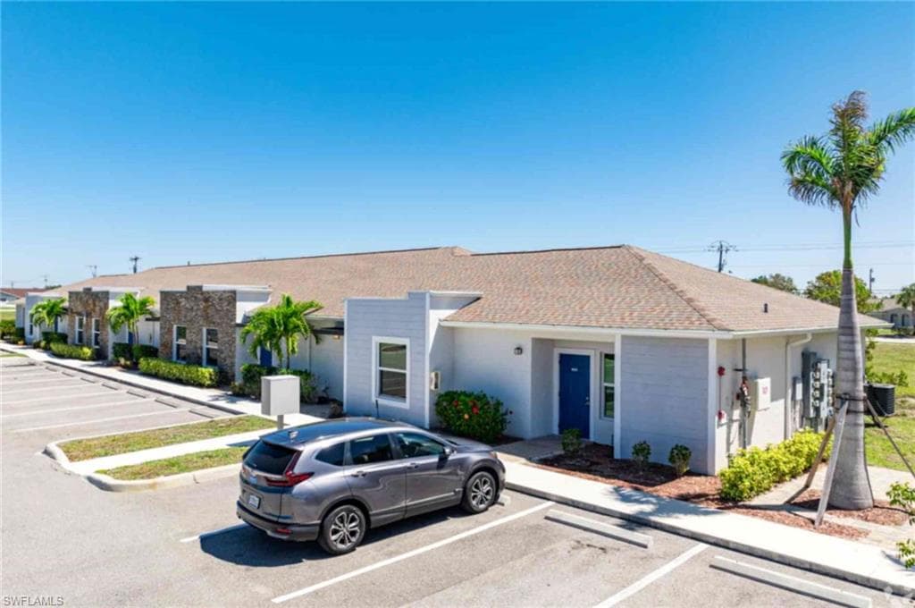 3325 SW 8th PL 105 CAPE CORAL, FL 33914