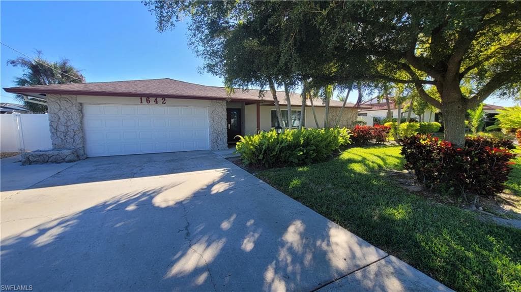 1642 SE 39th TER CAPE CORAL, FL 33904