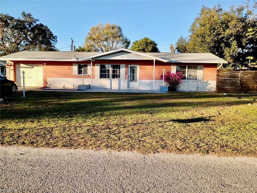 901 Juno DR LEHIGH ACRES, FL 33936