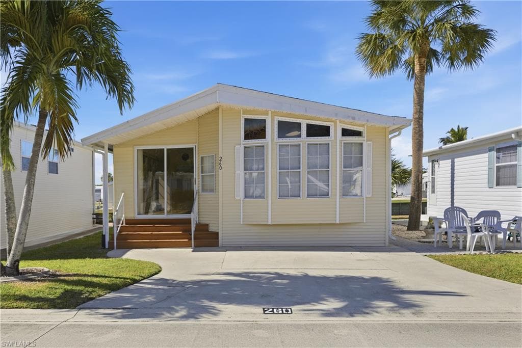 260 Bass LN 260 NAPLES, FL 34114