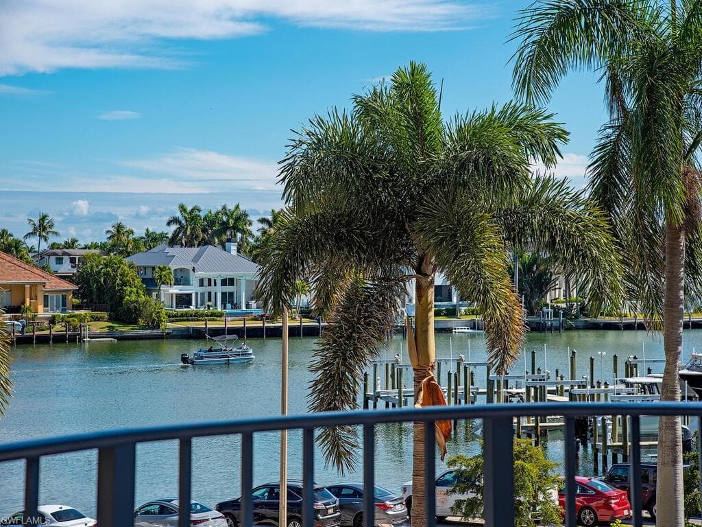 4451 Gulf Shore BLVD N 304 NAPLES, FL 34103