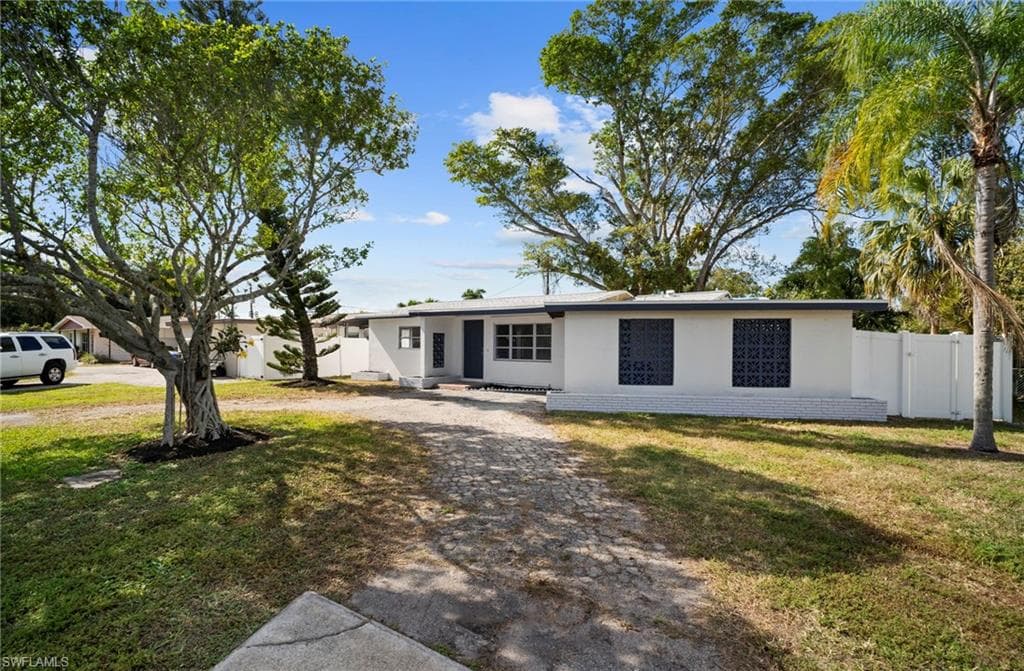 4244 Ellen AVE FORT MYERS, FL 33901