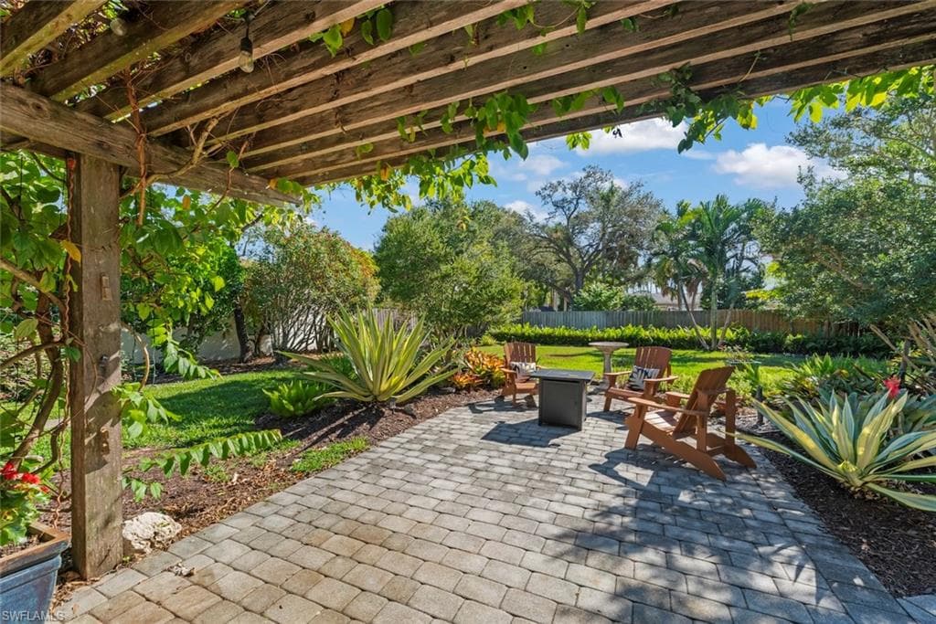 3325 AVOCADO DR FORT MYERS, FL 33901