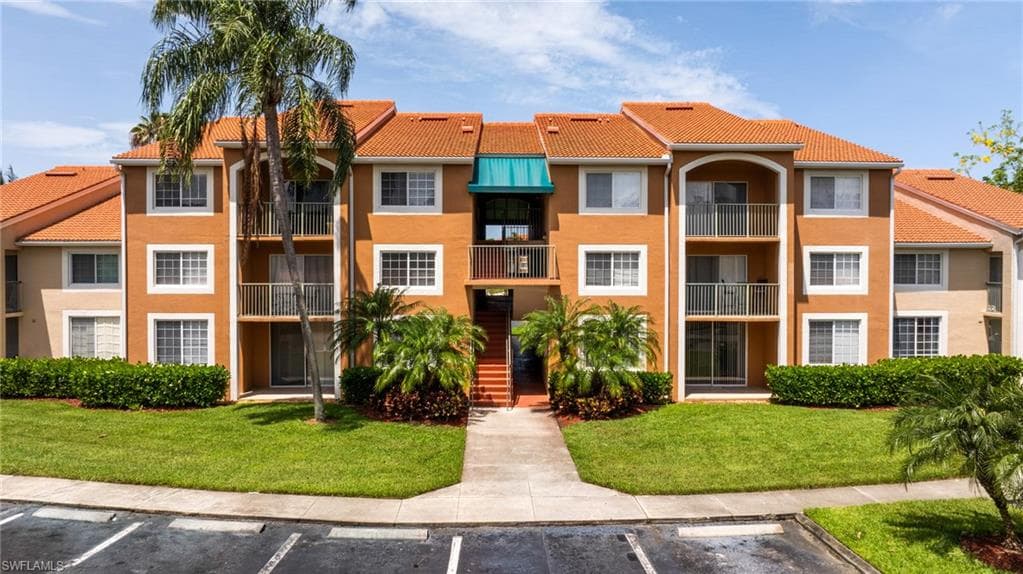 1265 Wildwood Lakes BLVD 106 NAPLES, FL 34104