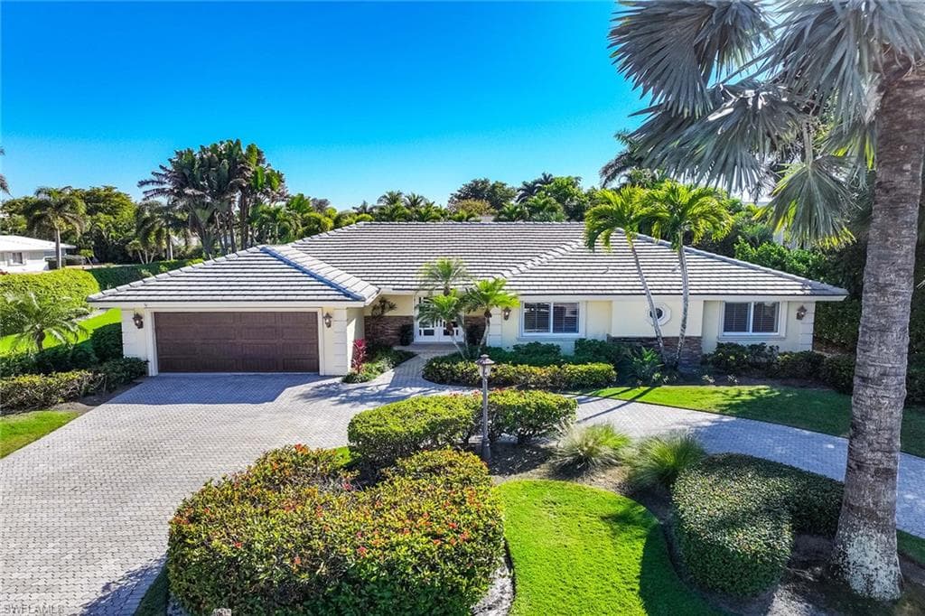 688 Parkview LN NAPLES, FL 34103