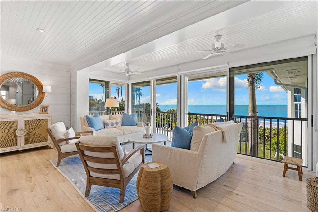 2701 Gulf Shore BLVD N 4 NAPLES, FL 34103