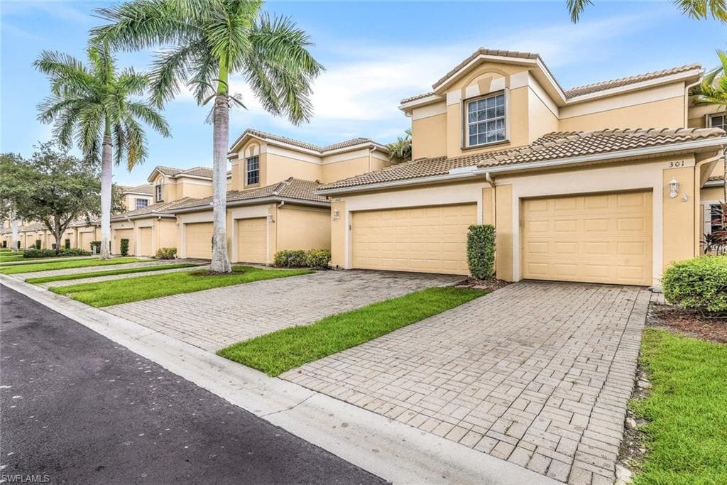 6031 Jonathans Bay CIR 302 FORT MYERS, FL 33908