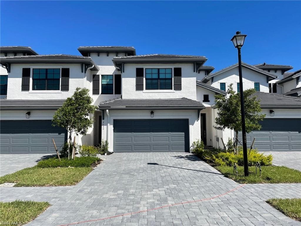 7630 Rockefeller DR NAPLES, FL 34119