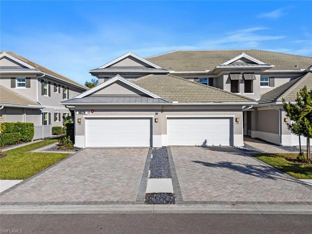 196 Indies DR E 101 NAPLES, FL 34114
