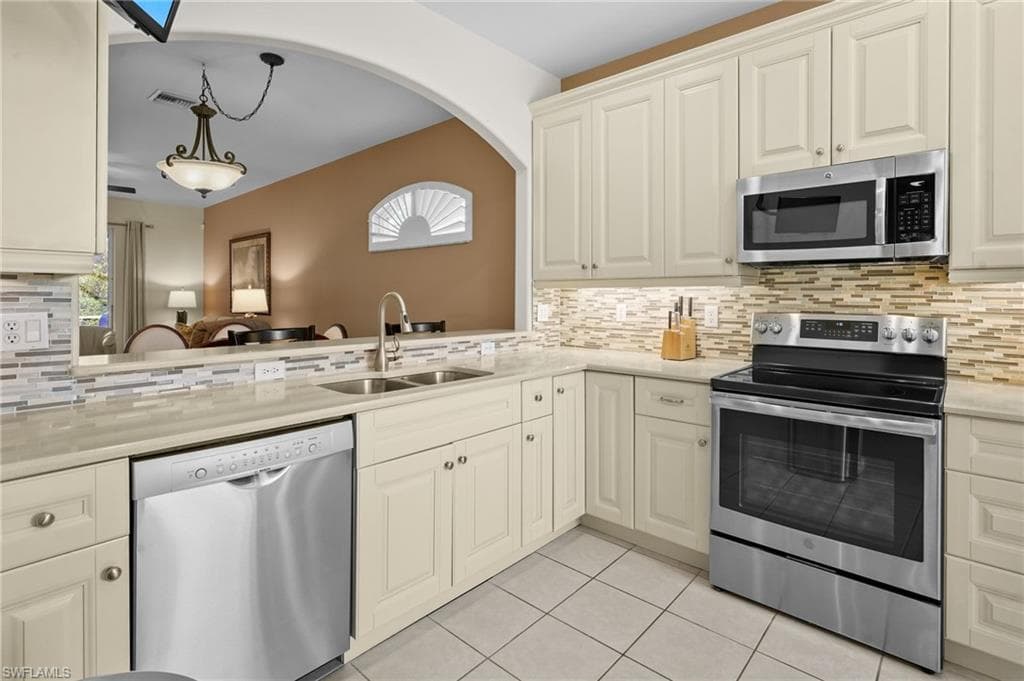 8103 Woodridge Pointe DR FORT MYERS, FL 33912