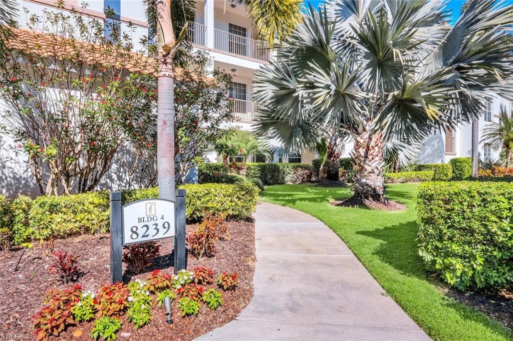 8239 Parkstone PL 107 NAPLES, FL 34120
