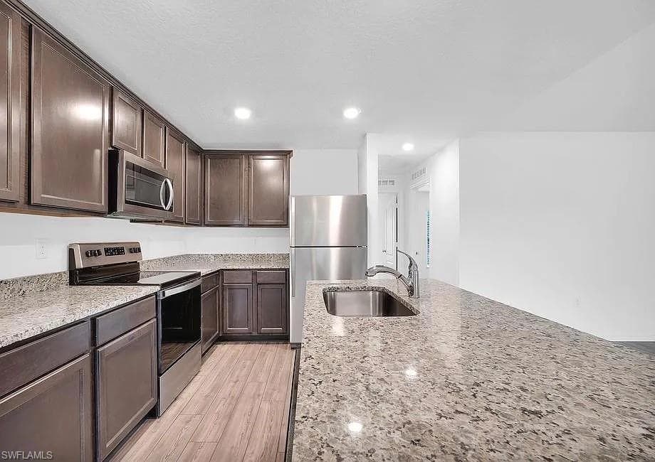 242 Lisette ST FORT MYERS, FL 33913
