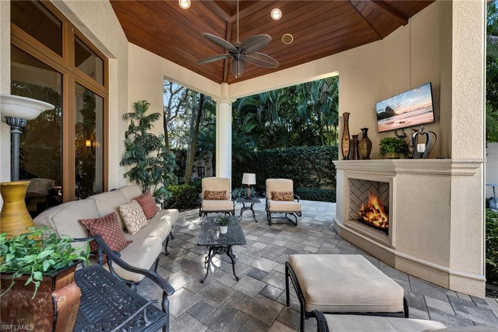 28724 La Caille DR NAPLES, FL 34119