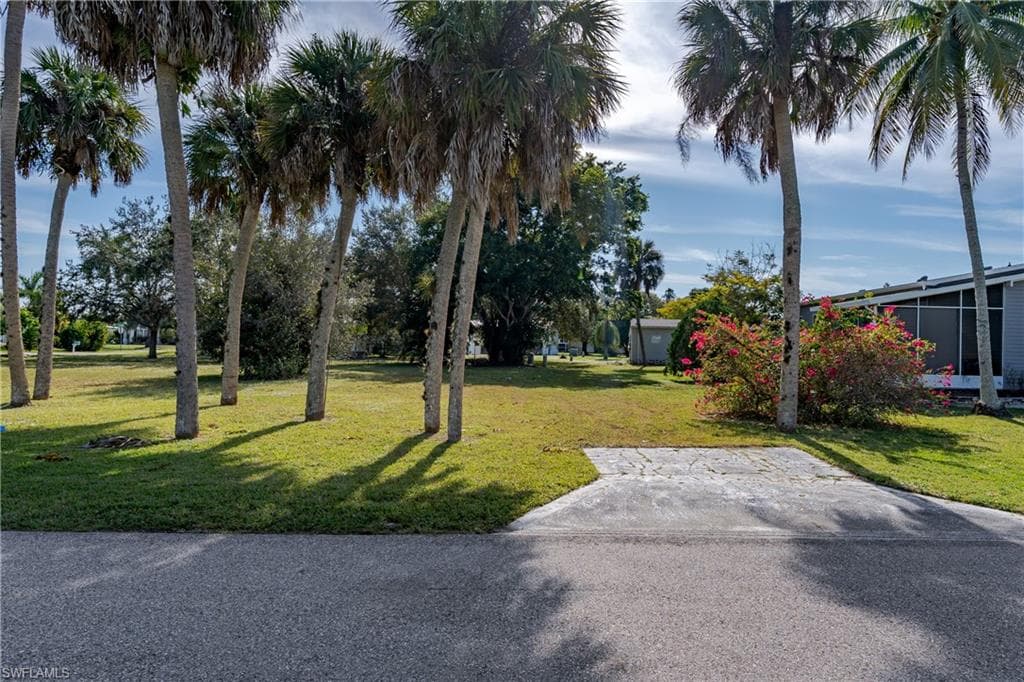 165 Riverwood RD NAPLES, FL 34114