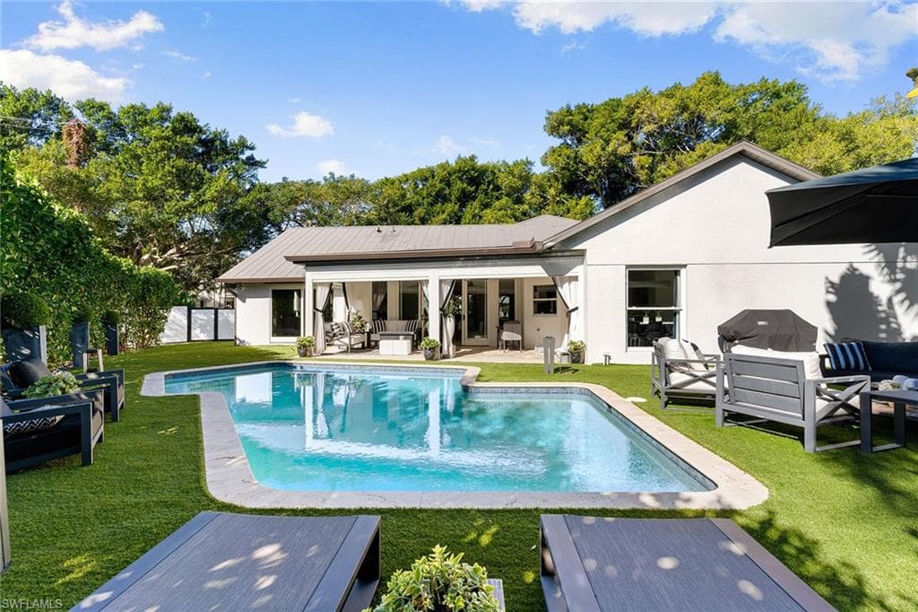 2570 Crayton RD NAPLES, FL 34103