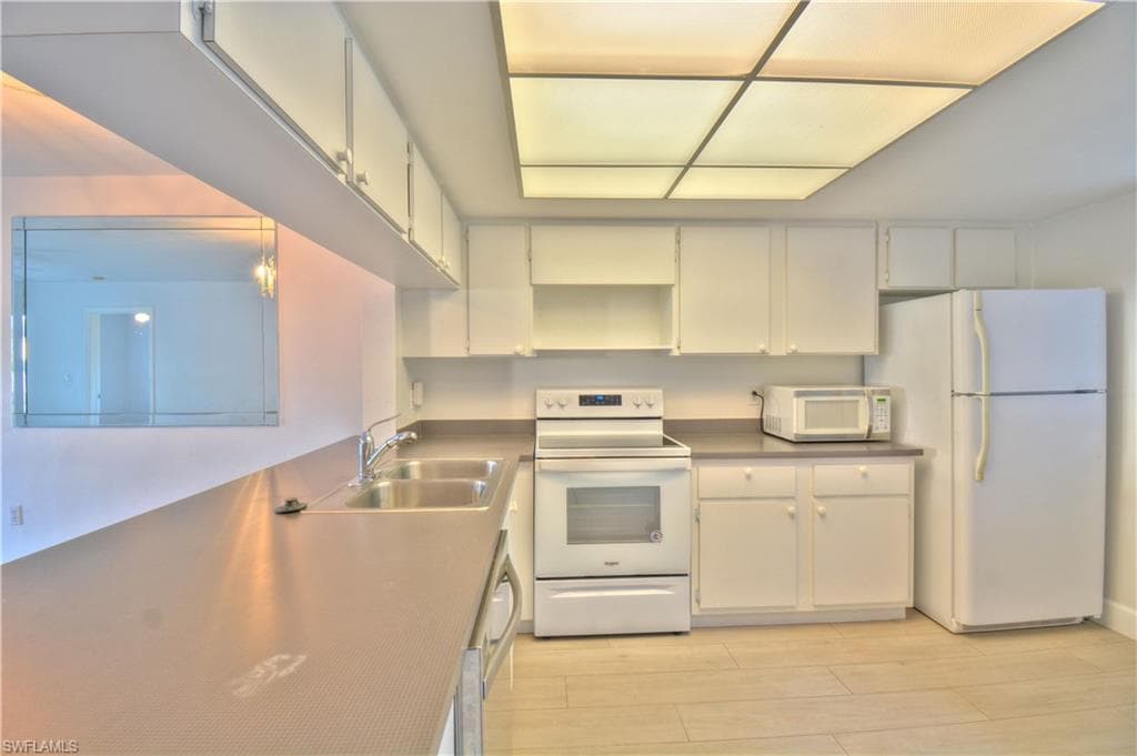 2330 Naples Trace CIR 9-903 NAPLES, FL 34109