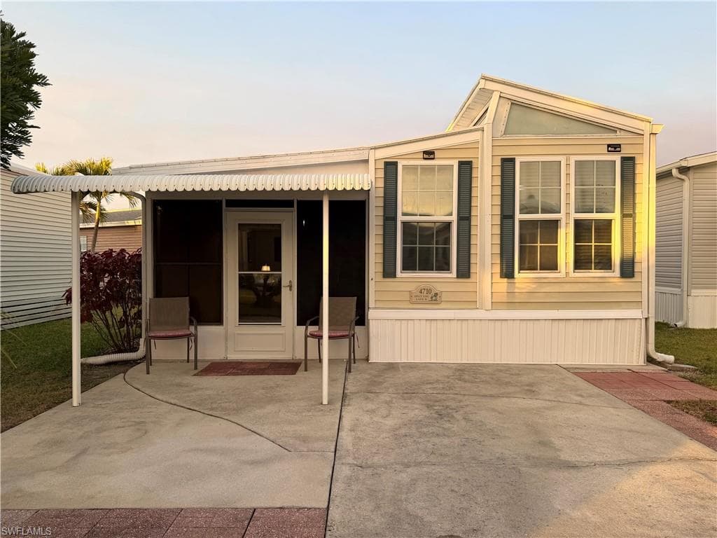 4710 Split Log LN W ESTERO, FL 33928