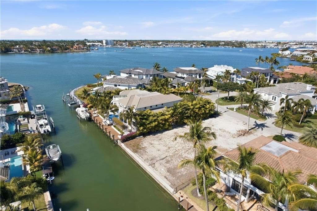 1670 Dolphin CT NAPLES, FL 34102