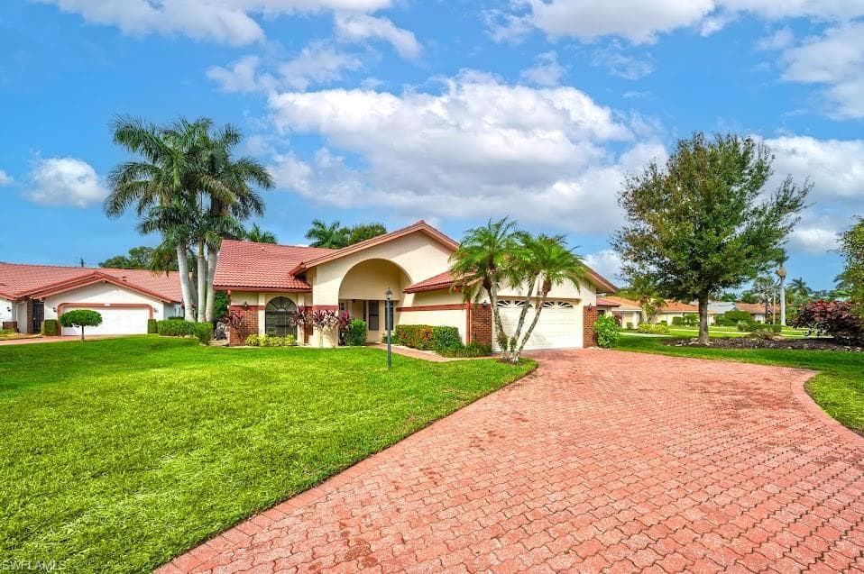 581 Country Walk CT NAPLES, FL 34104