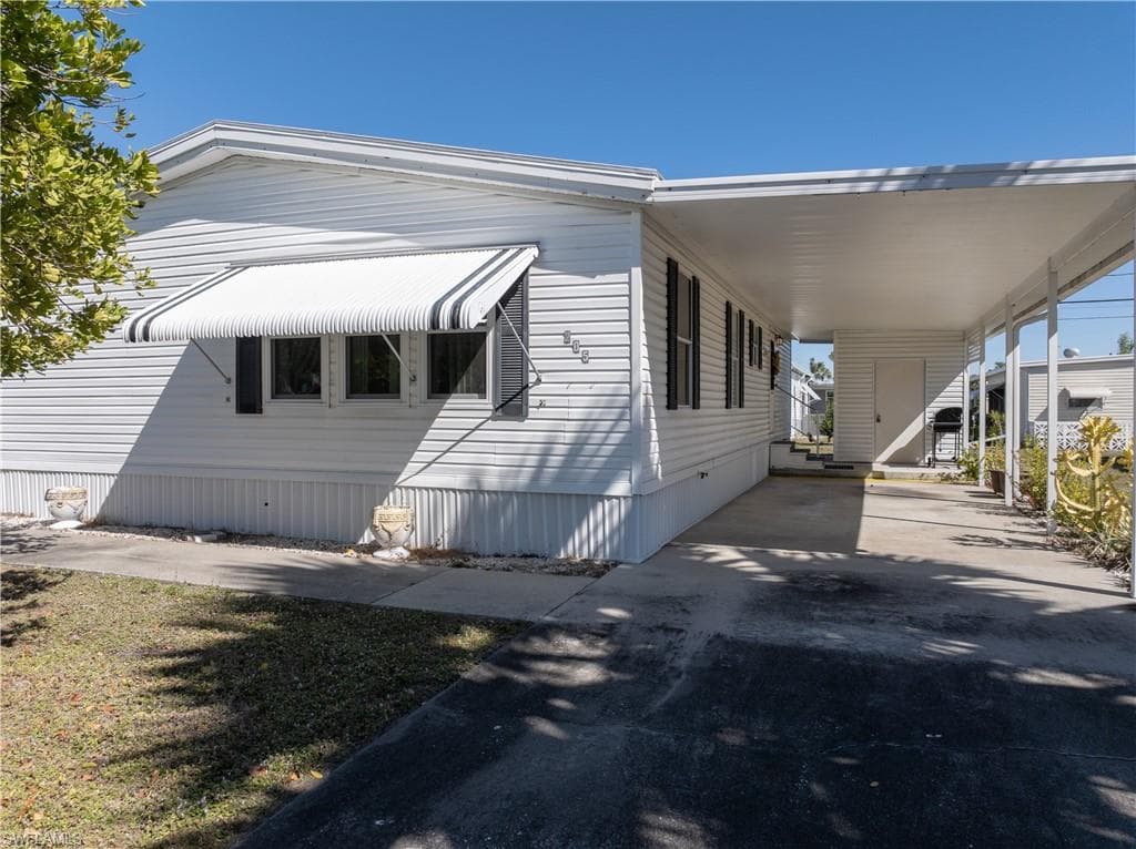 205 Carriage LN NORTH FORT MYERS, FL 33917