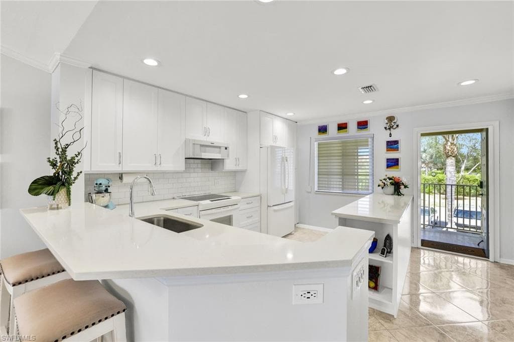 7742 Emerald CIR V203 NAPLES, FL 34109