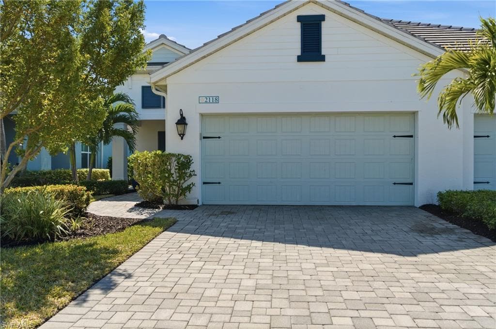2118 Marquesa CIR NAPLES, FL 34112