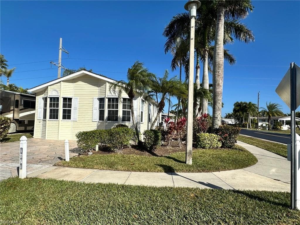 1671 Diamond Lake CIR NAPLES, FL 34114