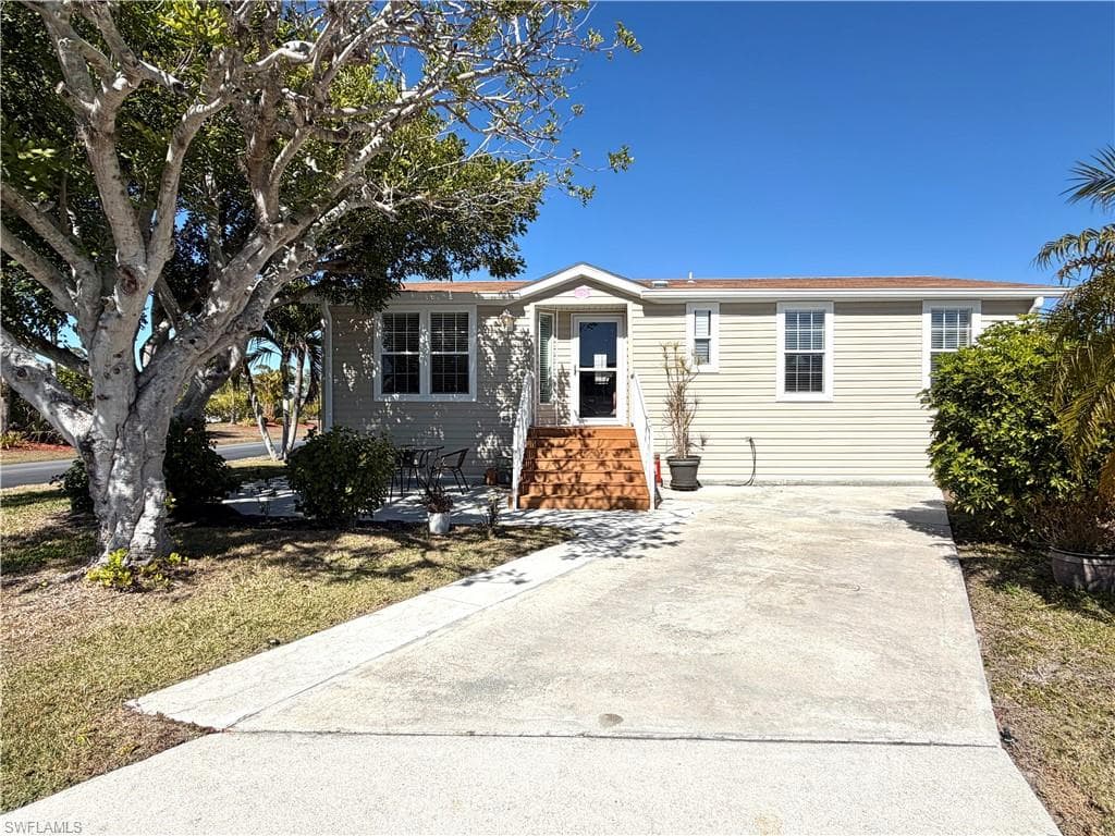 4750 Lantern LN W ESTERO, FL 33928
