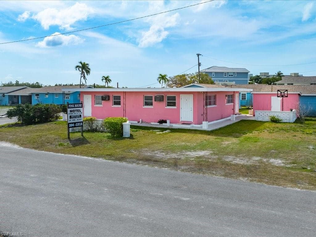 107 East AVE GOODLAND, FL 34140