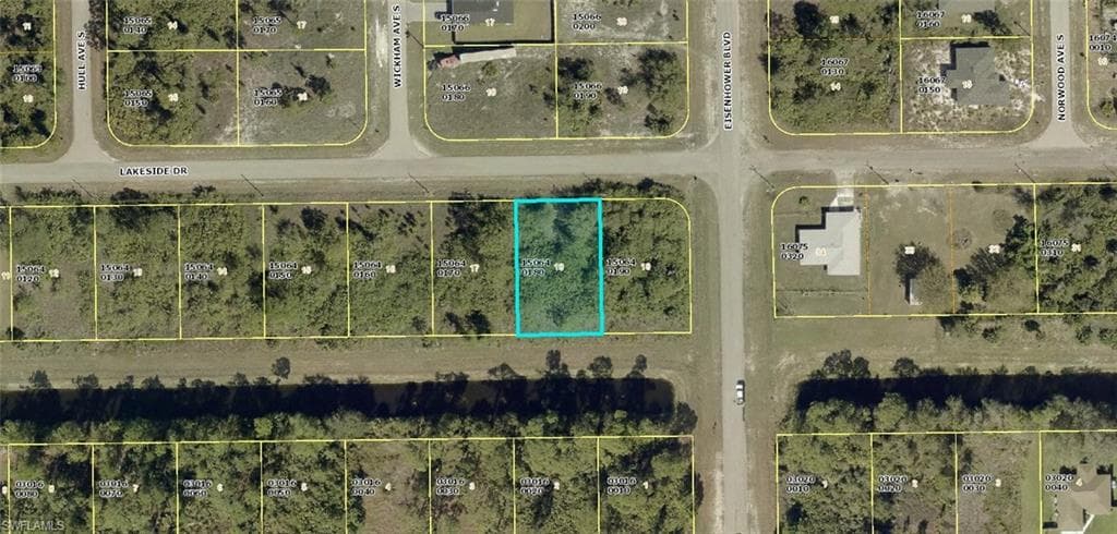 984 Lakeside DR LEHIGH ACRES, FL 33974