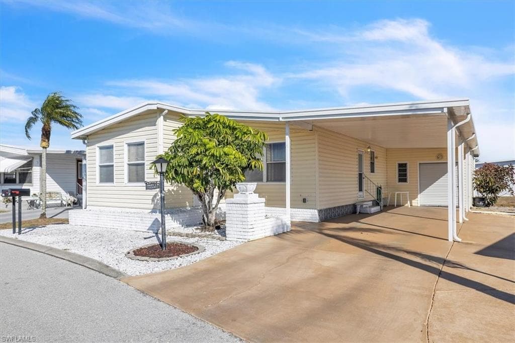 568 Hogan DR NORTH FORT MYERS, FL 33903
