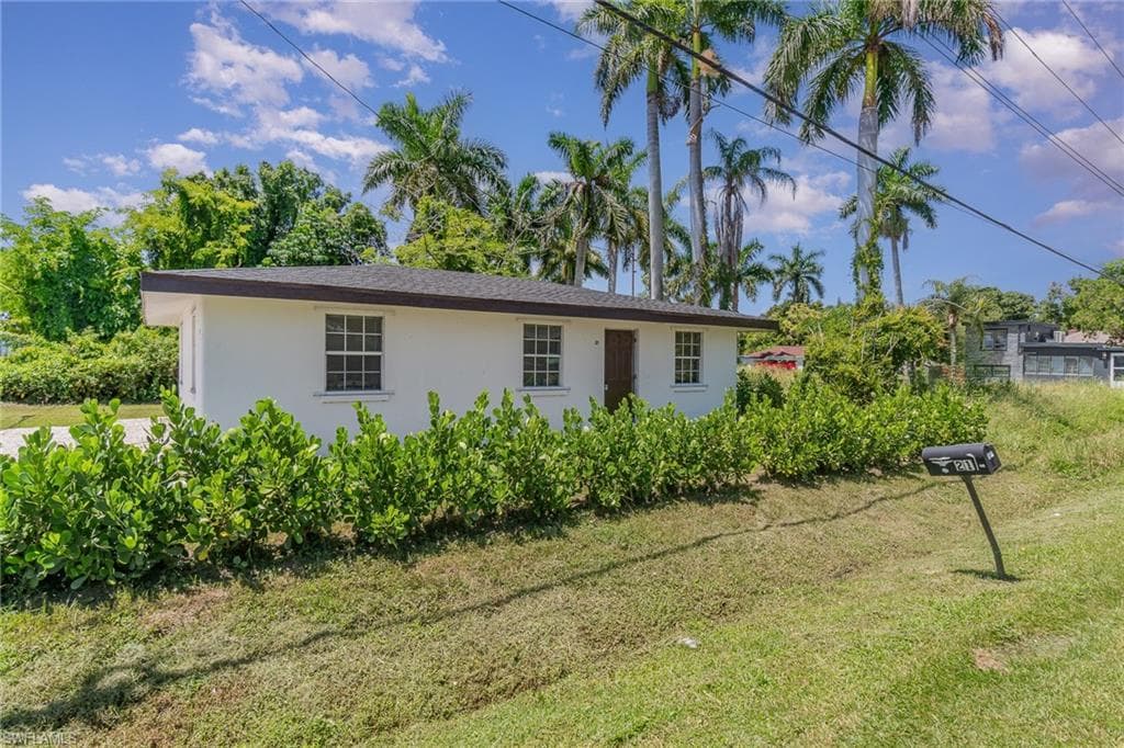 21 Cabana AVE NORTH FORT MYERS, FL 33903