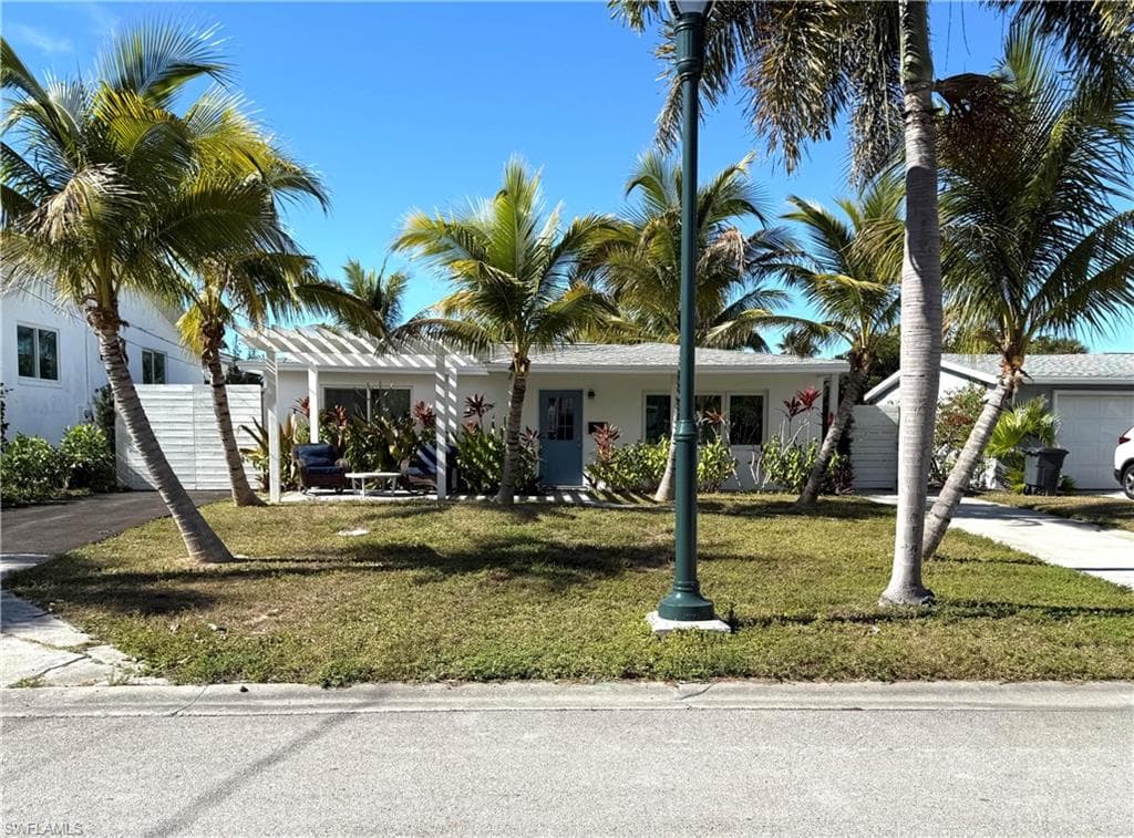 555 14th ST N NAPLES, FL 34102