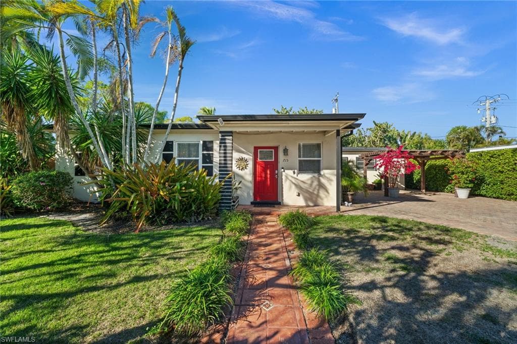 715 10TH ST N NAPLES, FL 34102