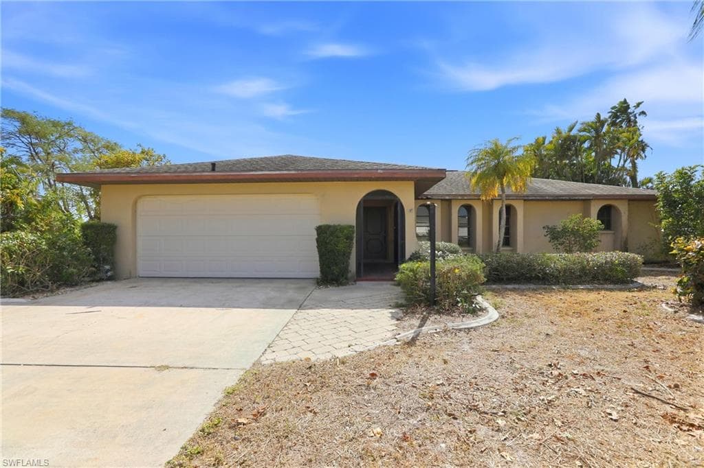 2216 SE 15th TER CAPE CORAL, FL 33990