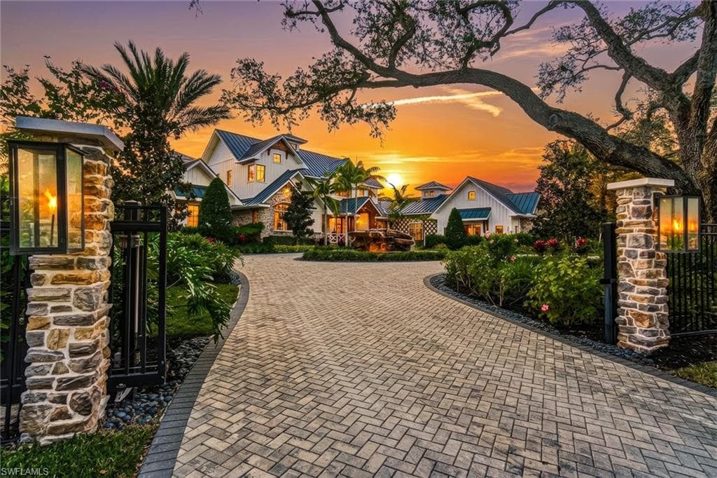 325 Cocohatchee BLVD NAPLES, FL 34110