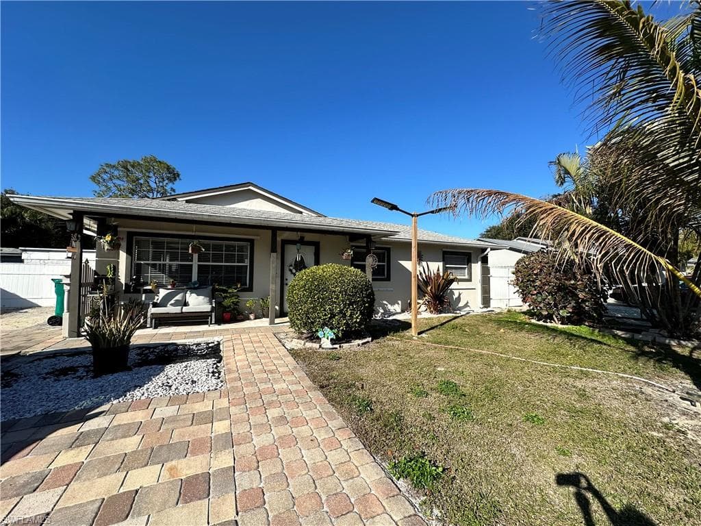 675 Pine Cone LN NAPLES, FL 34104