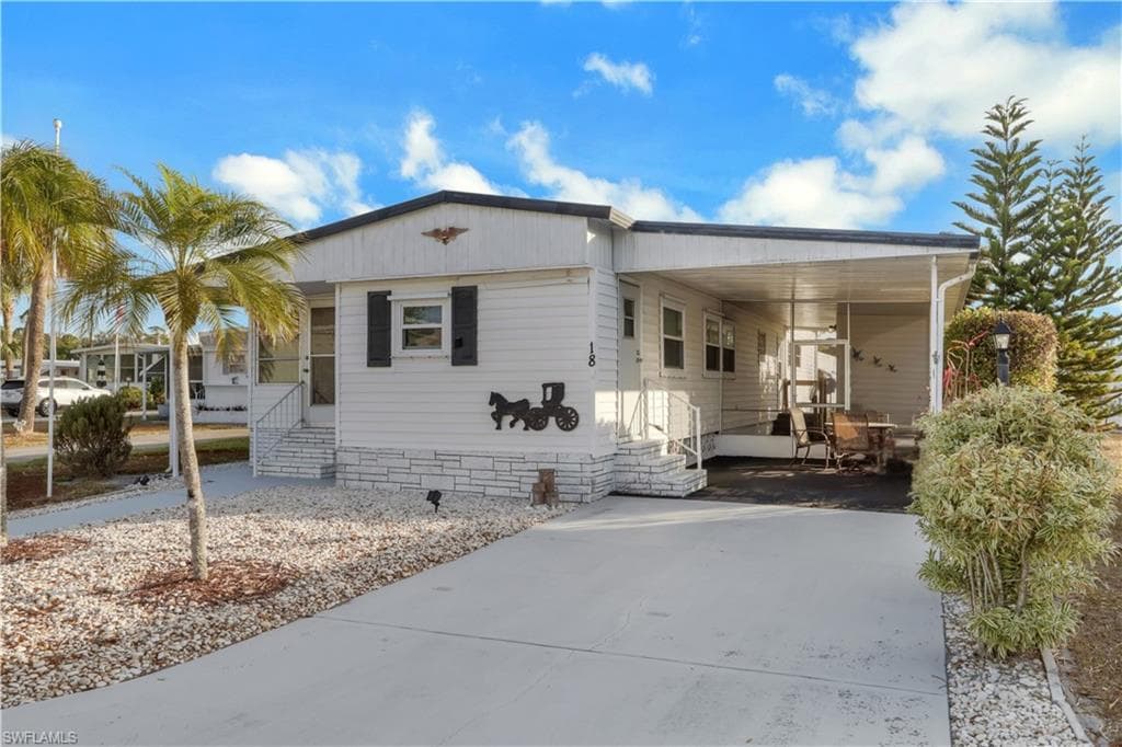 18 Carriage LN NORTH FORT MYERS, FL 33917